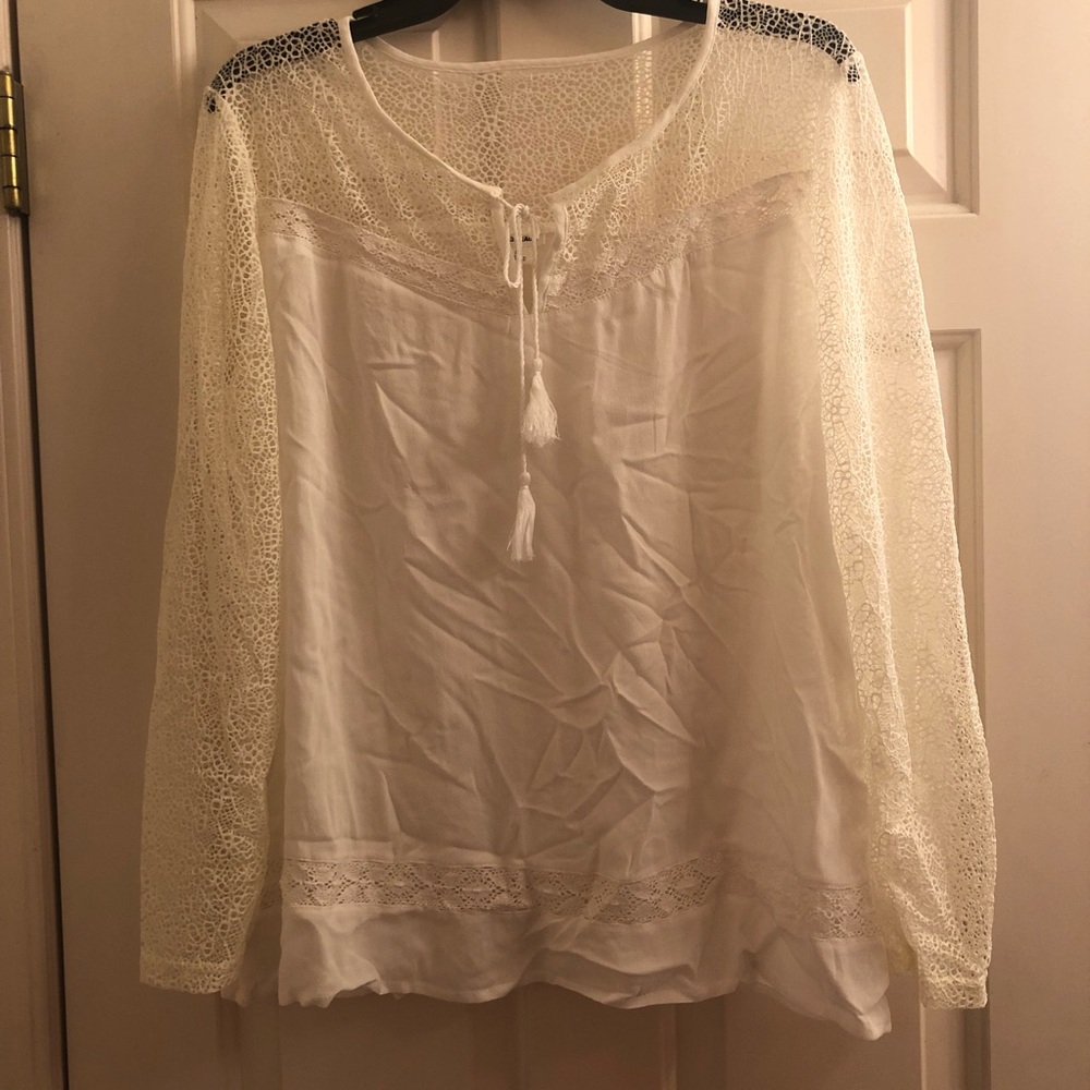 Beautiful and lacy white top, perfect for spring!!
